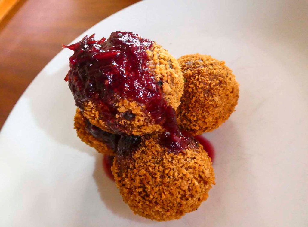 Crumbed turkey balls with Camembert and red wine cranberry sauce